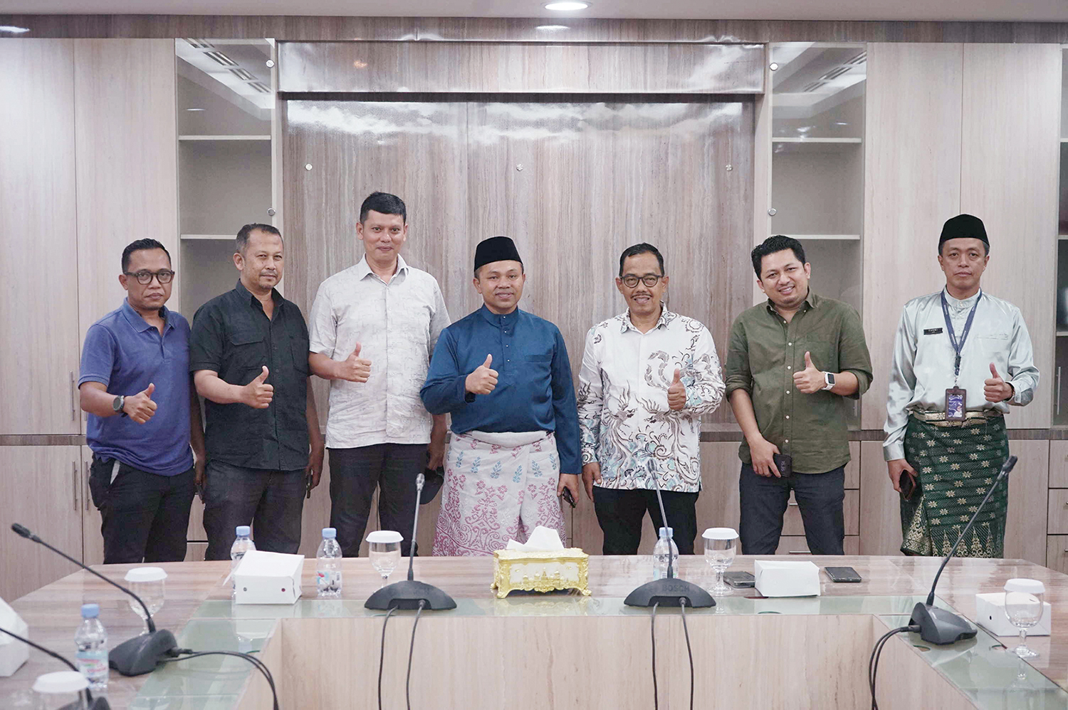 Gubernur Riau Abdul Wahid (tengah), Kabid Informasi dan Komunikasi Publik Diskominfotik Riau Eriadi Fahmi (kanan) foto bersama Direktur Riau Pos Asmawi Ibrahim (tiga kanan), Penjab Iklan Tengku Rasmin (dua kiri), Manajer Pemasaran Abdul Kadir Bey (tiga ki