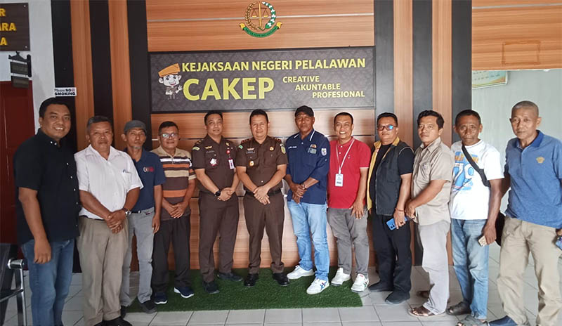 Kajari Kabupaten Pelalawan, Siswanto SH MH menerima kunjungan pengurus PWI Pelalawan di kantor Kejari Pelalawan, Selasa (5/8/2025).
