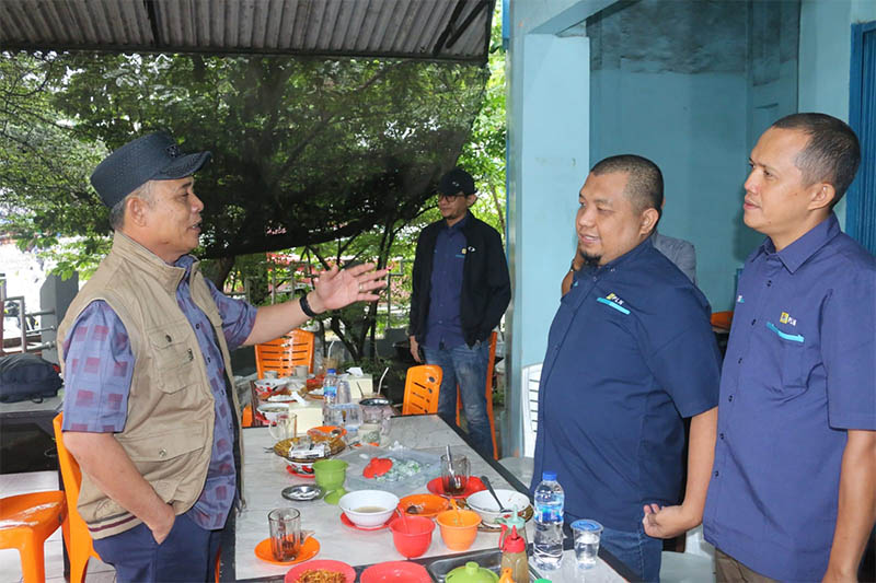 Bupati Inhil Herman berbincang santai usai menjalin pertemuan dengan Manager PLN UP3 Rengat Tatok Winarko di salah satu lokasi sarapan Kota Tembilahan, Selasa (5/8/2025).
