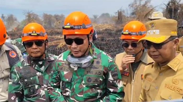 Pangdam I/BB Mayjen TNI Rio Firdianto didampingi sejumlah pihak, di sela meninjau lokasi bekas terjadi karhutla di Kecamatan Kubu.