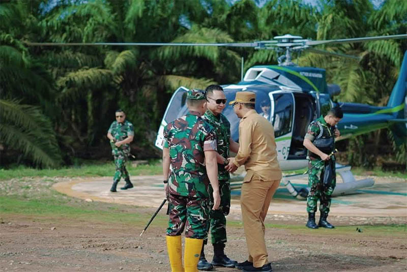 Wabup Rohil Jhony Charles menyambut kedatangan Pangdam I/BB Mayjen TNI Rio Firdianto.