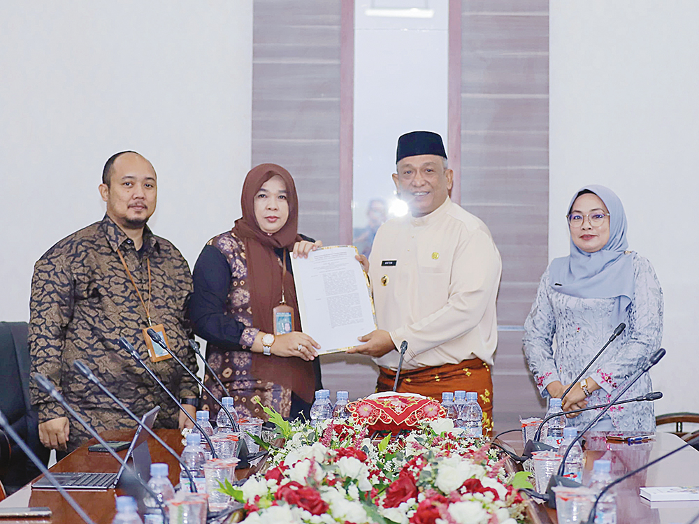 Kepala Balai P3KP Sumatera III Yenni Syofwan Mora ST MSi menyerahkan SK Penetapan lokasi Peningkatan Kualitas Sanitasi Rumah dan Peningkatan Kualitas Permukiman Kumuh Danau Dipo dan Boncah Balong.