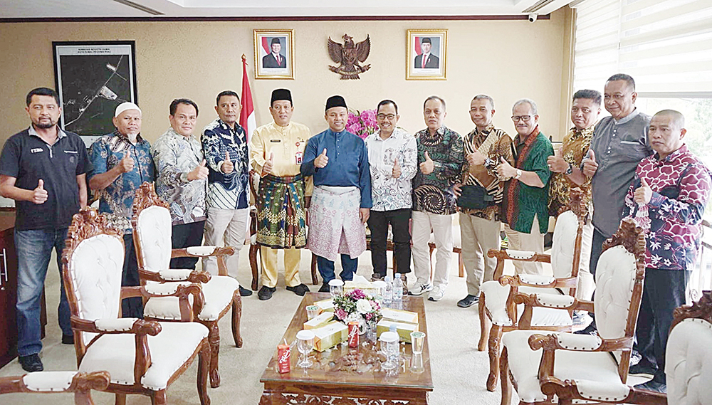 Gubernur Riau Abdul Wahid (enam kiri) , bersama Ketua Asosiasi Media Cetak dan Digital Asmawi Ibrahim (tujuh kanan) beserta jajaran pengurus foto bersama usai pertemuan di Kantor Gubernur Riau, Senin.