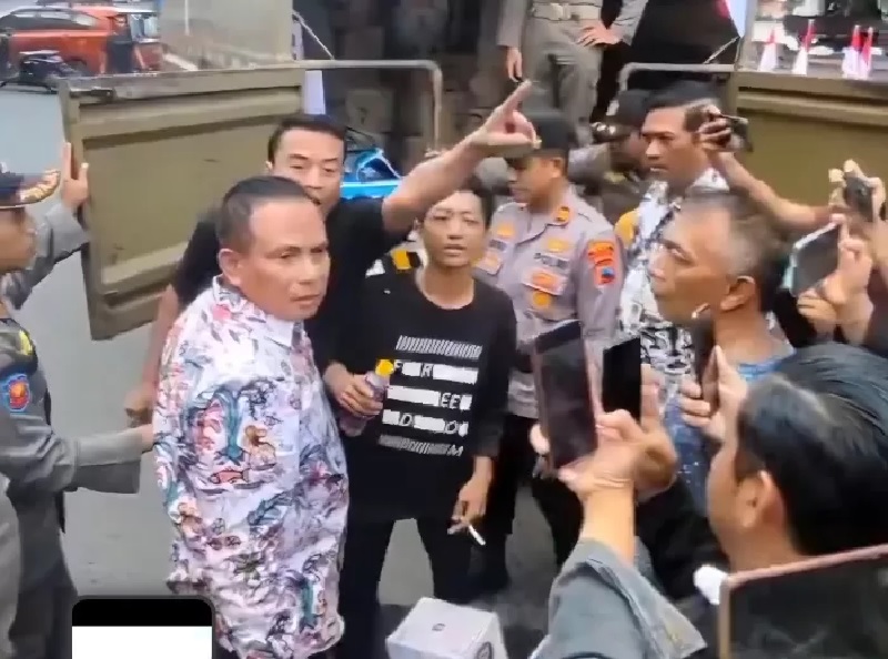 Viral Bupati Pati Sudewo mengaku tak gentar menghadapi ancaman demo oleh warga yang menolak kenaikan sepihak atas PBB-P2.