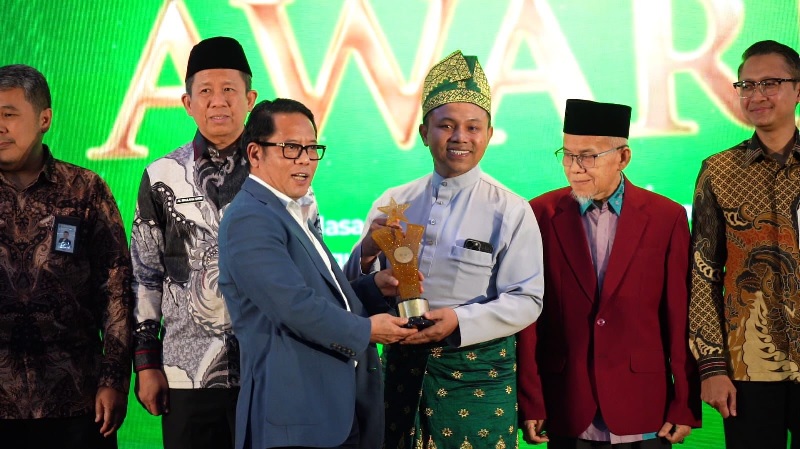 Gubri Abdul Wahid menerima penghargaan dari BWI pada BEI Awards 2025 di Jakarta, Selasa (5/8/2025).