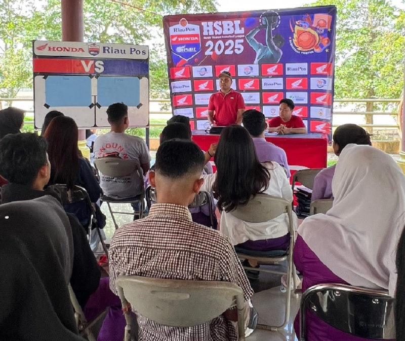 Koordinator Event Riau Pos HSBL, Agus Suhada saat memimpin technical meeting di Pendopo Rumah Dinas Bupati Inhu, Selasa (5/8/2025).