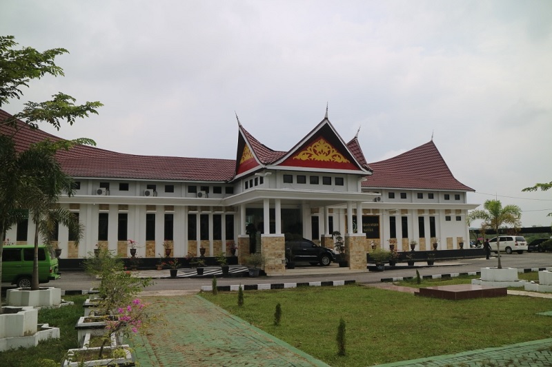Ilustrasi: Gedung Kejaksaan Negeri Kampar. Kejari Kampar kembali melayangkan pemanggilan ketiga kepada Irwan Saputra, anggota DPRD Kampar dari Fraksi PAN  terkait dugaan korupsi dana KUR Rp60 miliar.