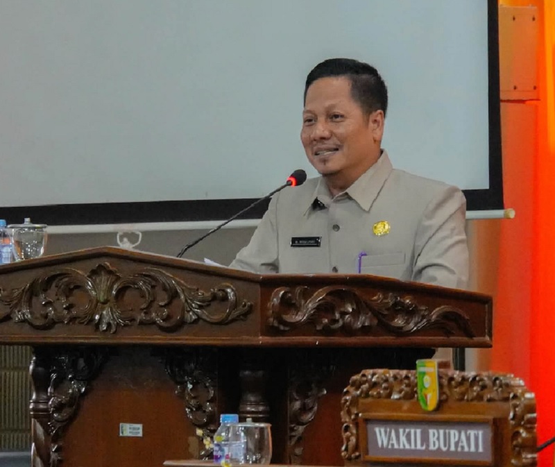 Wakil Bupati Kuansing H Muklisin menyampaikan jawaban pemerintah terkait RAPBD Perubahan 2025 pada paripurna di Gedung DPRD Kuansing, Selasa (5/8/2025).