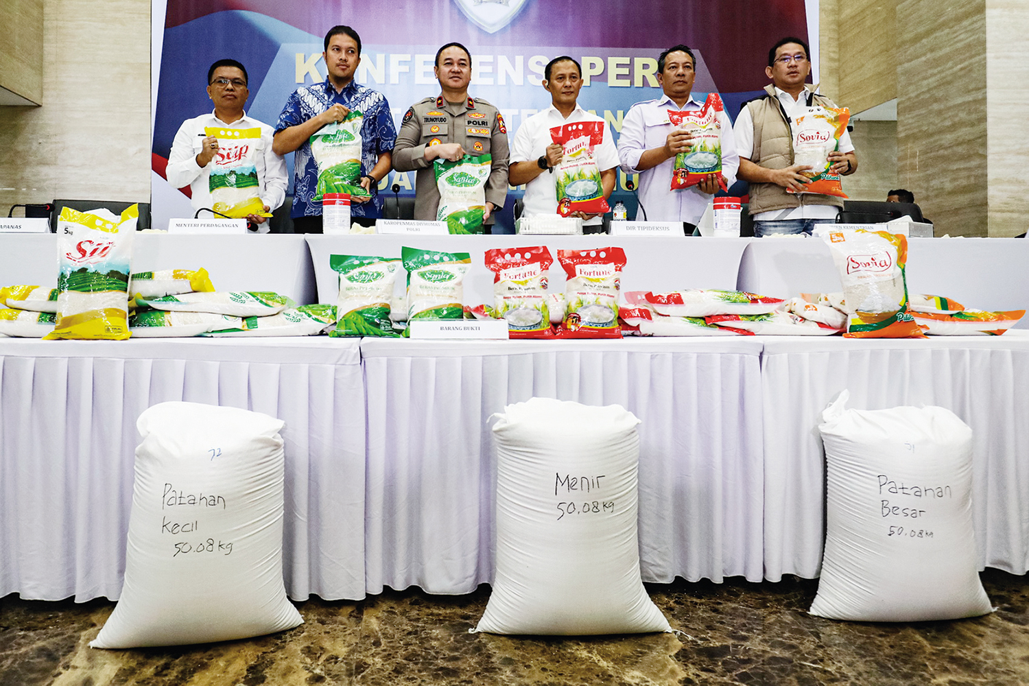 Kepala Satgas Pangan Polri /Direktur Tindak Pidana Ekonomi Khusus (Dittipideksus) Bareskrim Polri Brigjen Pol Helfi Assegaf (tiga kanan) bersama Karo Penmas Divhumas Polri Brigjen Pol Trunoyudo Wisnu Andiko (tiga kiri) dan Inspektur Investigasi Inspektora