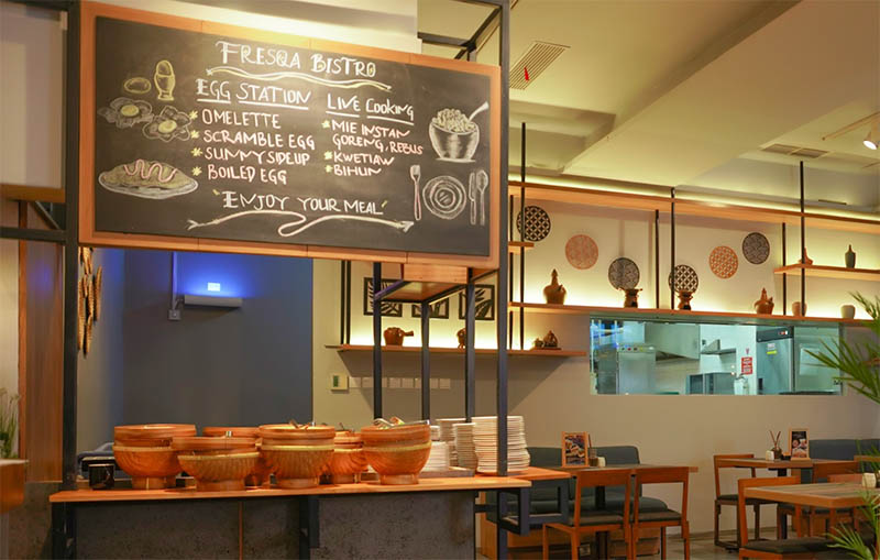 Suasana Fresqa Bistro yang ada di Batiqa Hotel terasa sangat nyaman.