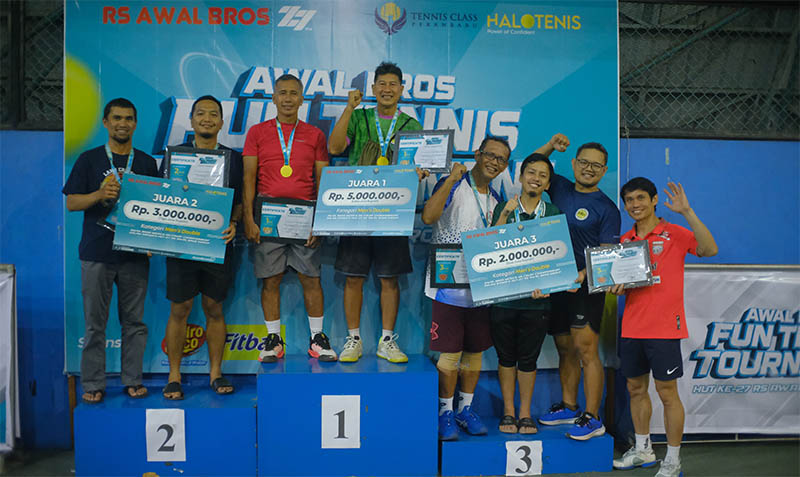 Pemenang Fun Tennis Tournament 2025 berfoto bersama usai pertandingan.