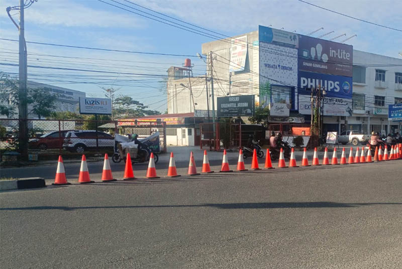 Dishub Pekanbaru menutup U-Turn yang berada tepat di depan Masjid Raudhatul Jannah, Jalan Tuanku Tambusai, Rabu (6/8/2025).