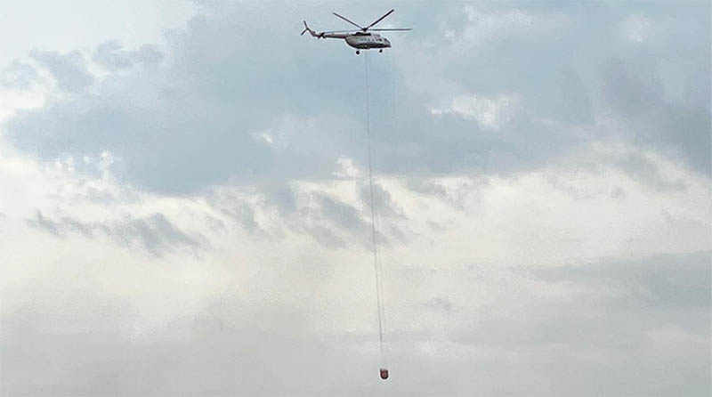 Dibantu 2 unit Helikopter Water Bombing, Tim Gabungan berhasil memadamkan api Karhutla seluas 10 Hektare di Desa Pergam Kecamatan Rupat, Bengkalis,  Selasa (5/8/2025).