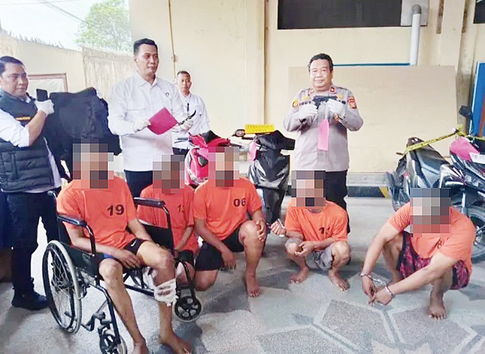 EKSPOSE: Kapolsek Binawidya Kompol Ihut Manjalo Tua memperlihatkan para tersangka dan barang bukti kasus begal saat ekspose di Mapolsek Binawidya, Selasa (5/8/2025).