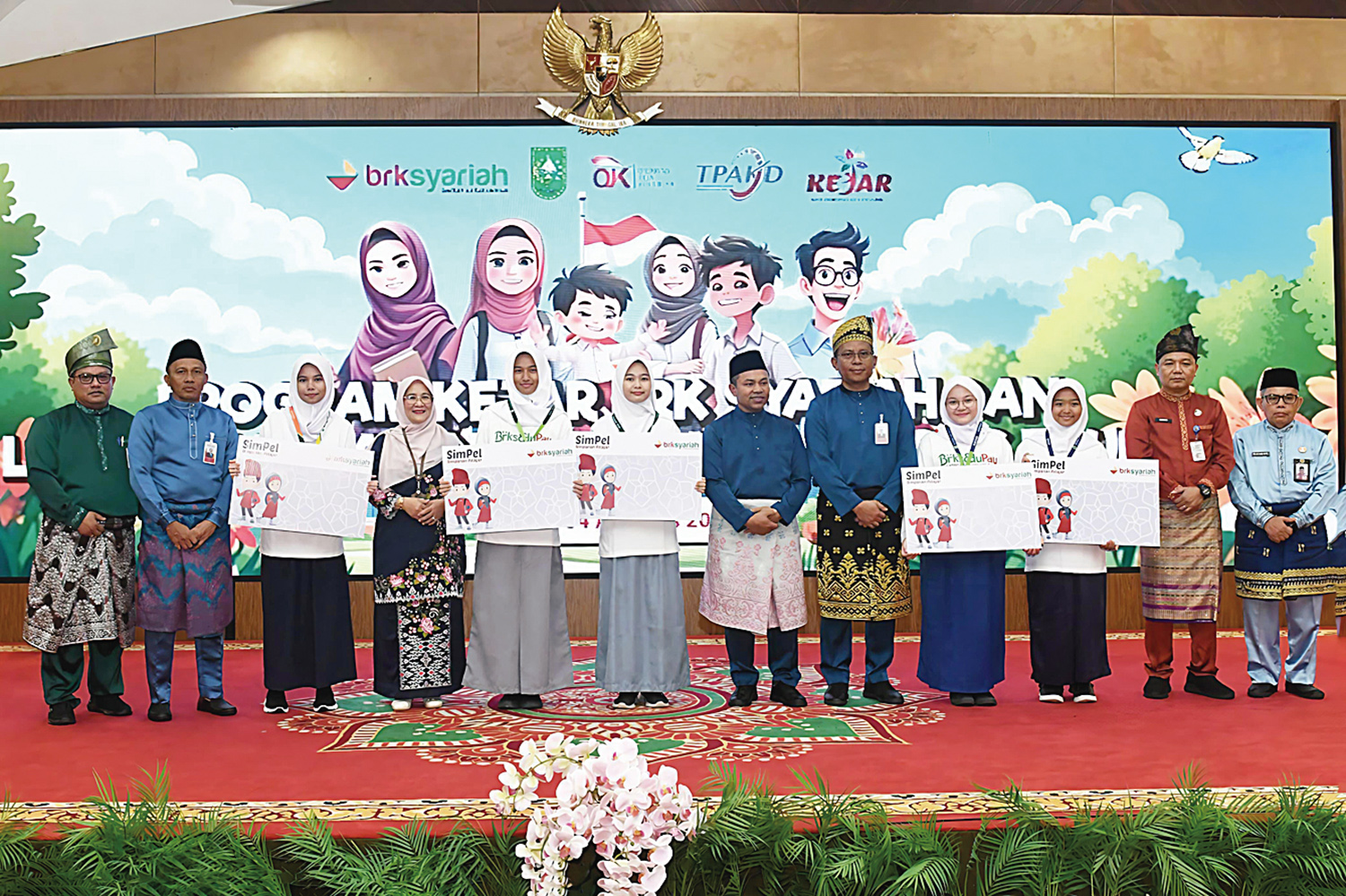 Gubernur Riau H Abdul Wahid (enam kanan) foto bersama dalam kegiatan peringatan Hari Indonesia Menabung yang digelar beberapa hari yang lalu.
