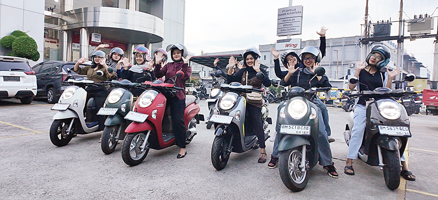 Anggota komunitas Honda Scoopy berfoto bersama di Kantor Capella Honda yang menjadi lokasi titik kumpul sebelum memulai city rolling Scoopy Velocreativity BBQ Ride yang digelar Capella Honda, belum lama ini.