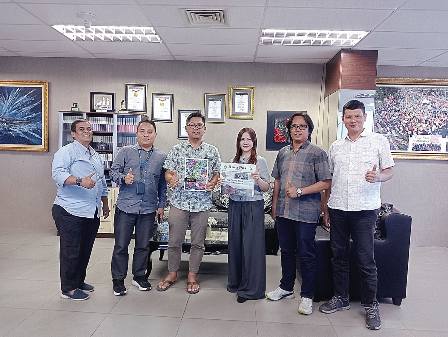 Direktur Utama Riau Pos Ahmad Dardiri (tiga kiri), Vice President of Sales iForte Lidyawati Mustafa  (tiga kanan), Account Manager Pekanbaru Area Afwin Hasan (dua kiri), Direktur Riau Pos Firman Agus (dua kanan), Manajer Pemasaran Abdul Kadir Bey (kanan)