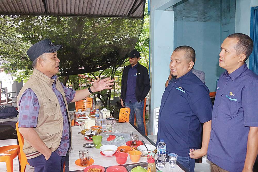 BERBINCANG: Bupati Inhil Herman berbincang santai setelah menjalin pertemuan dengan Manager PLN UP3 Rengat Tatok Winarko di salah satu tempat sarapan di Kota Tembilahan, Selasa (5/8/2025).