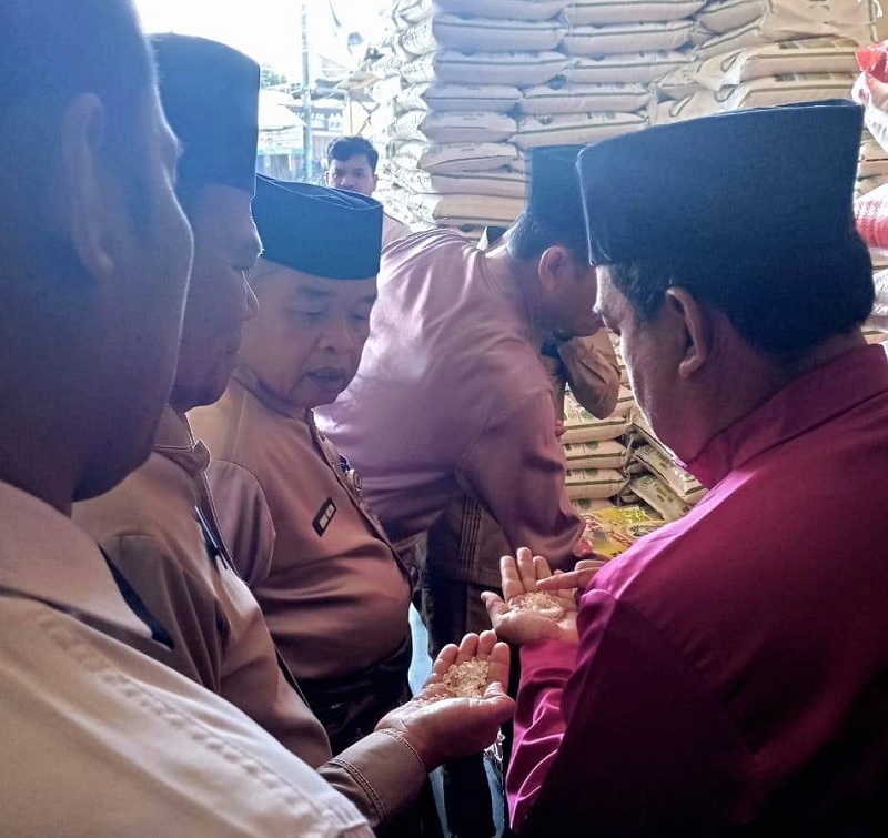 Plt Kadisperindag Rohul Drs H Ibnu Ulya MSi (tiga kiri) yang juga Asisten II Setda Rohul bersama tim gabungan melakukan sidak di salah satu distributor beras di Kecamatan Rambah, Rabu (6/8/2025).