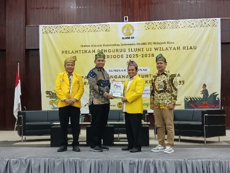 Plt Dirut BUMD PT SPRH Rohil Rahmad Hidayat foto bersama setelah mou dengan ILUNI UI untk pengembangan budidaya kelapa dalam, beberapa waktu lalu.