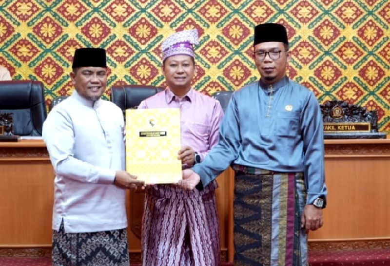 Bupati Pelalawan H. Zukri SM MM menghadiri Rapat Paripurna penandatanganan APBD Perubahan di gedung DPRD Kabupaten Pelalawan, Rabu (6/8/2026).