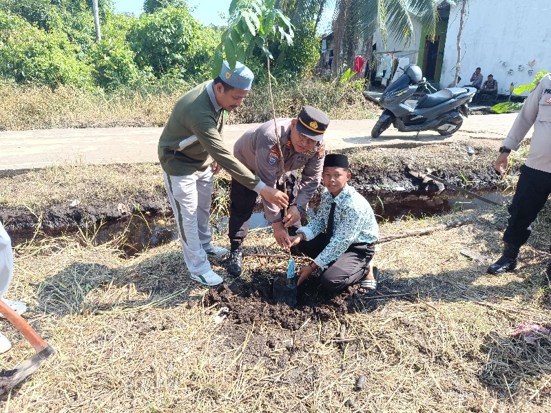 Kasat Binmas AKP Cardi Edi Haryanto mengajak pelajar menanam pohon saat penyuluhan Cinta Lingkungan dan Peduli Hutan di Madrasah Aliyah (SMA) Daarul Rahman, Jalan Tanjung Harapan, Tembilahan.