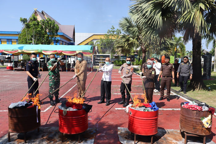 Kejari Bengkalis memusnakan barang bukti dari perkara yang sudah memiliki kekuatan hukum tetap di Halaman Kantor Kejari Bengkalis, Rabu (6/8/2025).