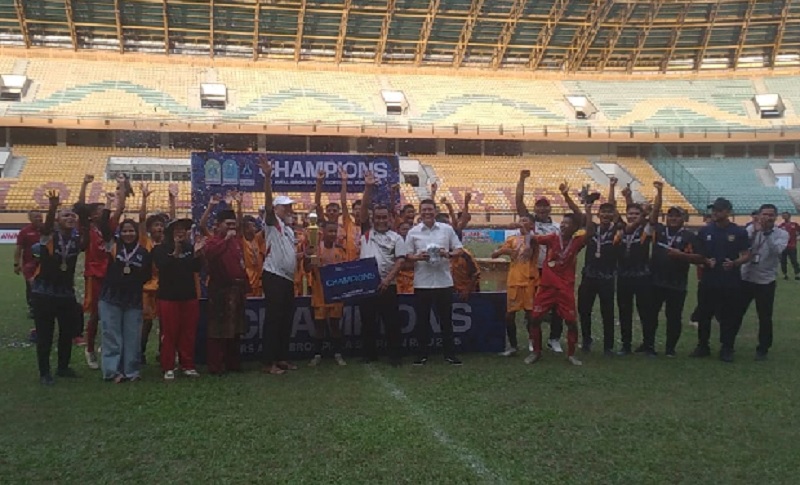 Pemain dan ofisial Persemai Kota Dumai foto bersama Ketua Asprov PSSI Riau Edward Riansyah, Sekretaris Dispora Riau Nur Hamdi, dan Wali Kota Dumai Paisal usai penyerahan hadia