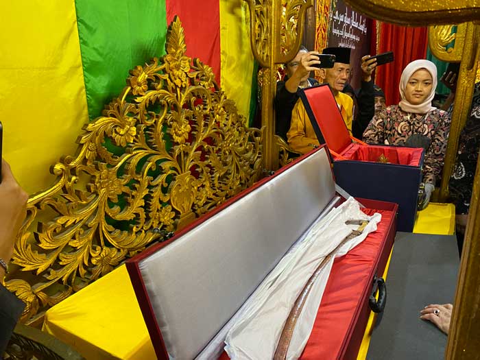 Pedang Kesultanan Siak diperlihatkan di Gedung Lembaga Adat Melayu Riau Jalan Diponegoro saat tiba di Pekanbaru, Rabu (6/8/2025).