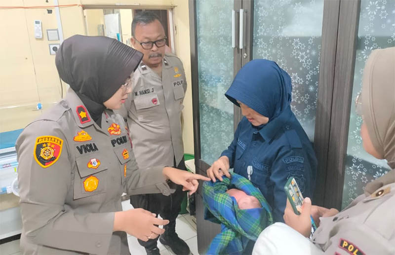 Kapolsek Limapuluh, Kompol Viola Dwi Anggraeni saat melihat kondisi bayi usai mendapatkan perawatan di RS Bhayangkara, Kamis (7/8/2025).