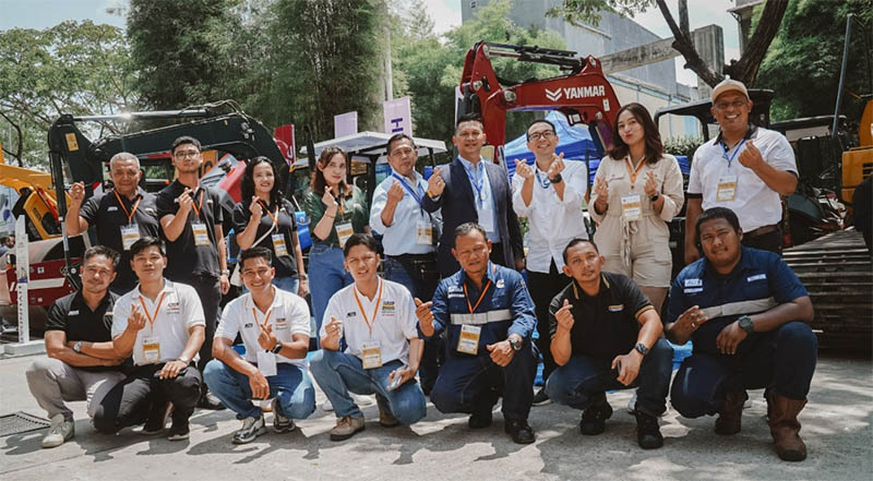 Branch Head PT Altrak 1978 Cabang Pekanbaru Boyke M Harianja dan Product Manager Jimmy Setyadarma foto bersama staf dalam SIEXPO di Ska-Coex, Kamis (7/8/2025).