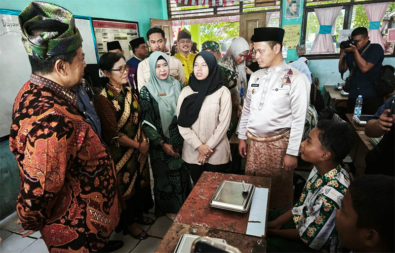 Wamen PAN-RB Purwadi Arianto didampingi Wako Pekanbaru Agung Nugroho mendengarkan penjelasan SPPG terkait menu MBG saat tinjauan di SMPN 16 Pekanbaru, Kamis (7/8/2025).