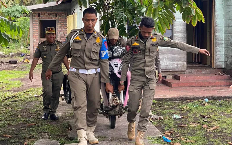 Petugas Satpol PP jemput paksa kendaraan dinas dari tangan sejumlah pengguna, baru-baru ini.