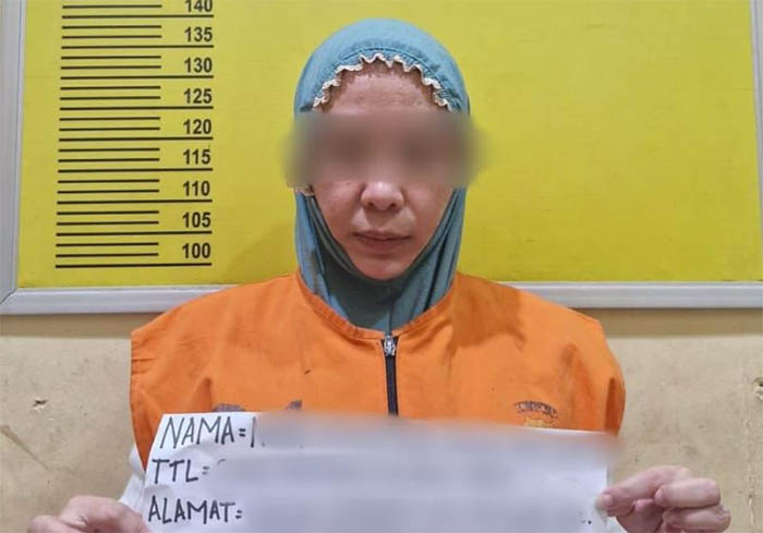 Tersangka NV menjalani penyidikan di Polres Siak, Kamis (7/8/2025).