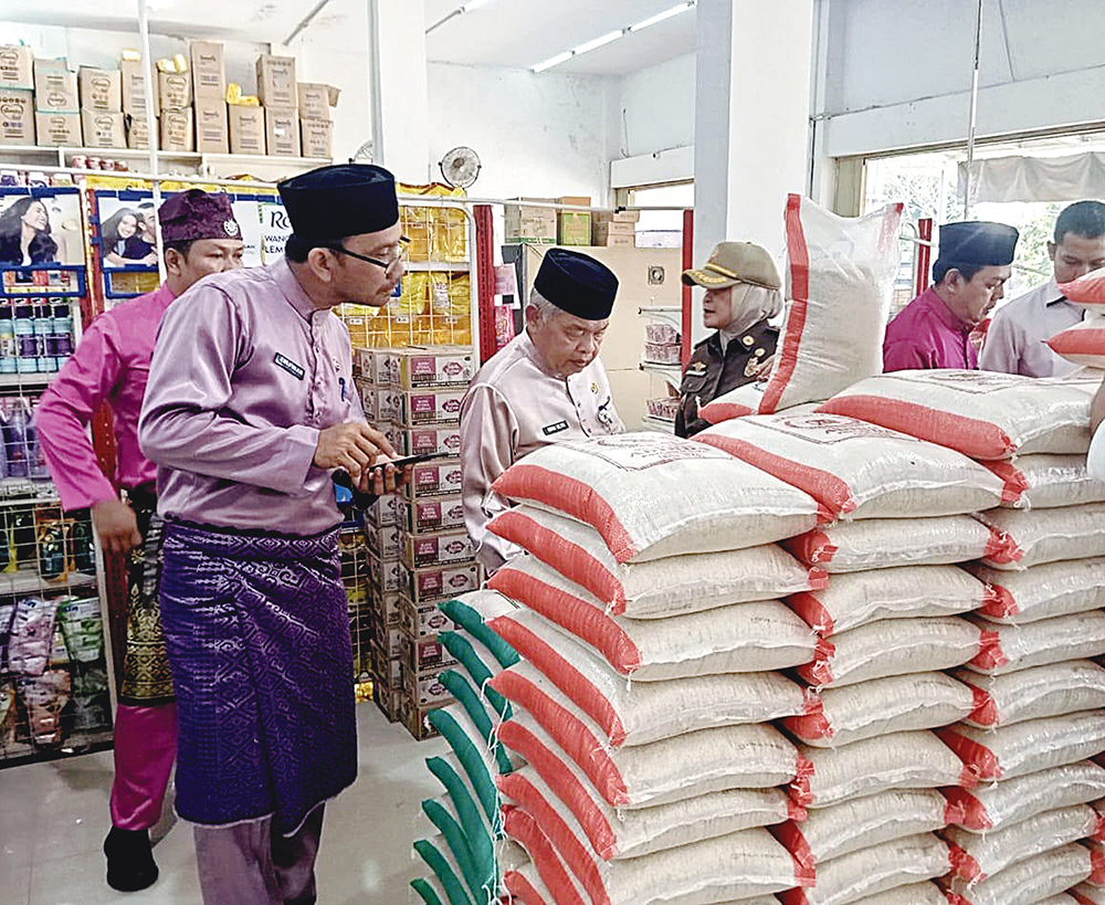 Plt Kadis Perindag Rohul Drs H Ibnu Ulya MSi (dua kiri) bersama Plt Kepala DKPP Rohul Zulfikar SP (kiri) dan tim gabungan melakukan sidak beras di salah satu minimarket di Desa Pematang Berangan, Keca