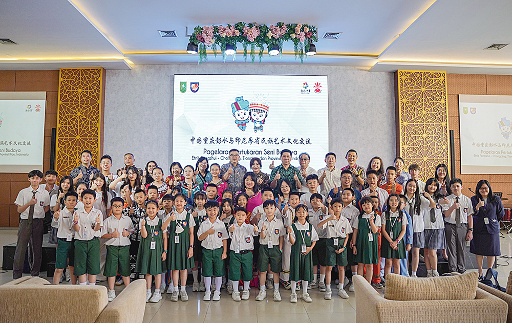 FOTO BERSAMA: Para pimpinan dan murid kedua sekolah foto bersama usai pembukaan Pergelaran Pertukaran Seni  Budaya Pengshui-Tiongkok dan Provinsi Riau di Sekolah Darma Yudha Pekanbaru, Rabu (6/8/2025)