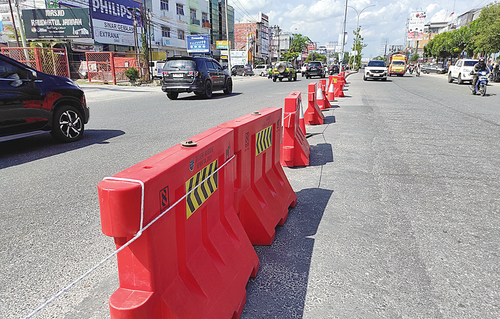 Water Barrier telah terpasang pada U Turn di depan Mesjid Raudhatul Jannah Jalan Tuanku Tambusai yang ditutup oleh Dinas Perhubungan Kota Pekanbaru, Rabu (6/8/2025) ft: MHD AKHWAN/RIAUPOS