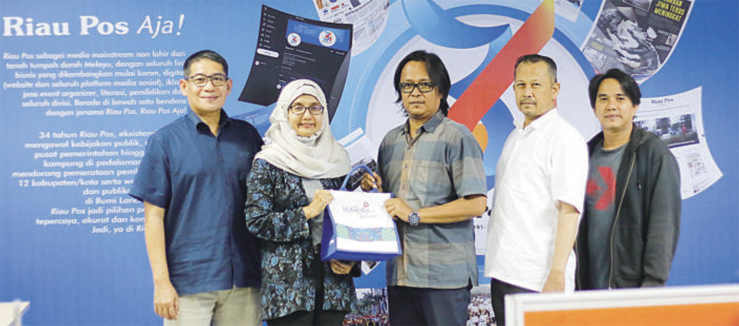 Direktur Riau Pos Firman Agus (tiga kanan) menerima cendera mata dari Konsul Pelancongan Direktur Tourism Malaysia Medan Rosalina Abdul Rahim (dua kiri) didampingi Marketing Manager Tourism Malaysia Medan TW Harsono Pane (kiri), turut mendampingi Penanggu