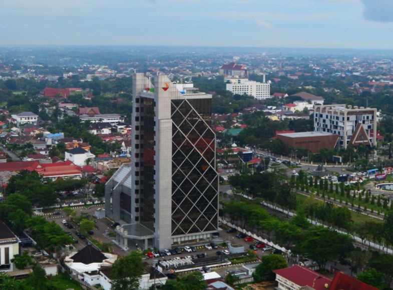 Gedung Menara Dang Merdu berdiri megah di pusat Kota Pekanbaru, Riau. Sebagai kantor pusat Bank Riau Kepri Syariah
