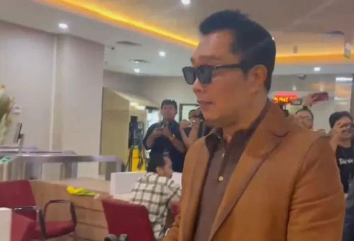 Mantan Gubernur Jawa Barat Ridwan Kamilsesaat setelah tiba di Gedung Bareskrim Polri untuk diambil sampel guna kepentingan tes DNA kasus Lisa Mariana.