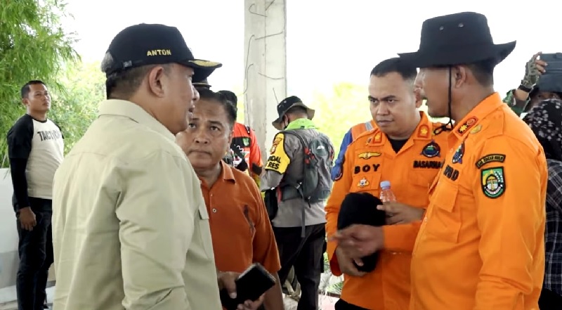 Bupati Rohul Anton ST MM (kiri) berbincang dengan Kalaksa BPBD Rohul H Ridarmanto (kanan) saat meninjau kondisi Karhutla di wilayah perbukitan Kecamatan Rambah, baru-baru ini.