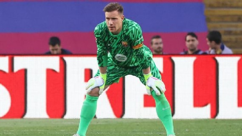 Marc-Andr&eacute; ter Stegen akan absen selama beberapa bulan setelah menjalani operasi punggung bawah.