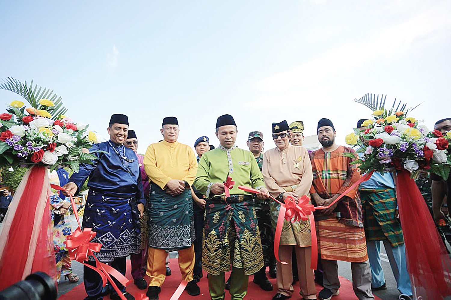 Gubernur Riau Abdul Wahid memotong pita saat membuka kegiatan Pekan Budaya Melayu Serumpun di Jalan Sultan Syarif Kasim Pekanbaru, Kamis (7/8/2025).