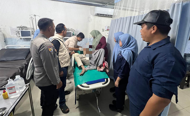 Pelaku curanmor mendapatkan perawatan medis di RS Bhayangkara Pekanbaru, Kamis malam (7/8/2025).