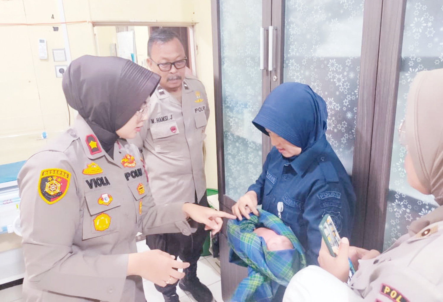 Kapolsek Limapuluh Kompol Viola Dwi Anggraeni melihat kondisi bayi yang mendapatkan perawatan di RS Bhayangkara, Kamis (7/8/2025)