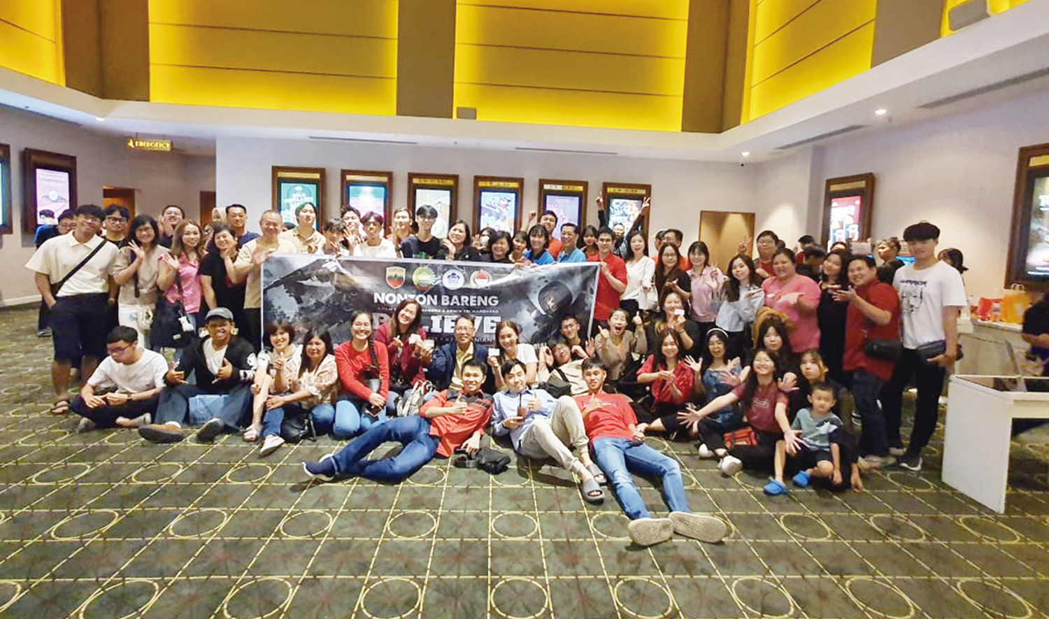 Plt Ketua PSMTI Riau Lindawati (tengah) foto bersama muda mudi PSMTI Riau saat akan menonton bersama film Believe di XXI Pekanbaru X Change, Jalan Riau Pekanbaru.
