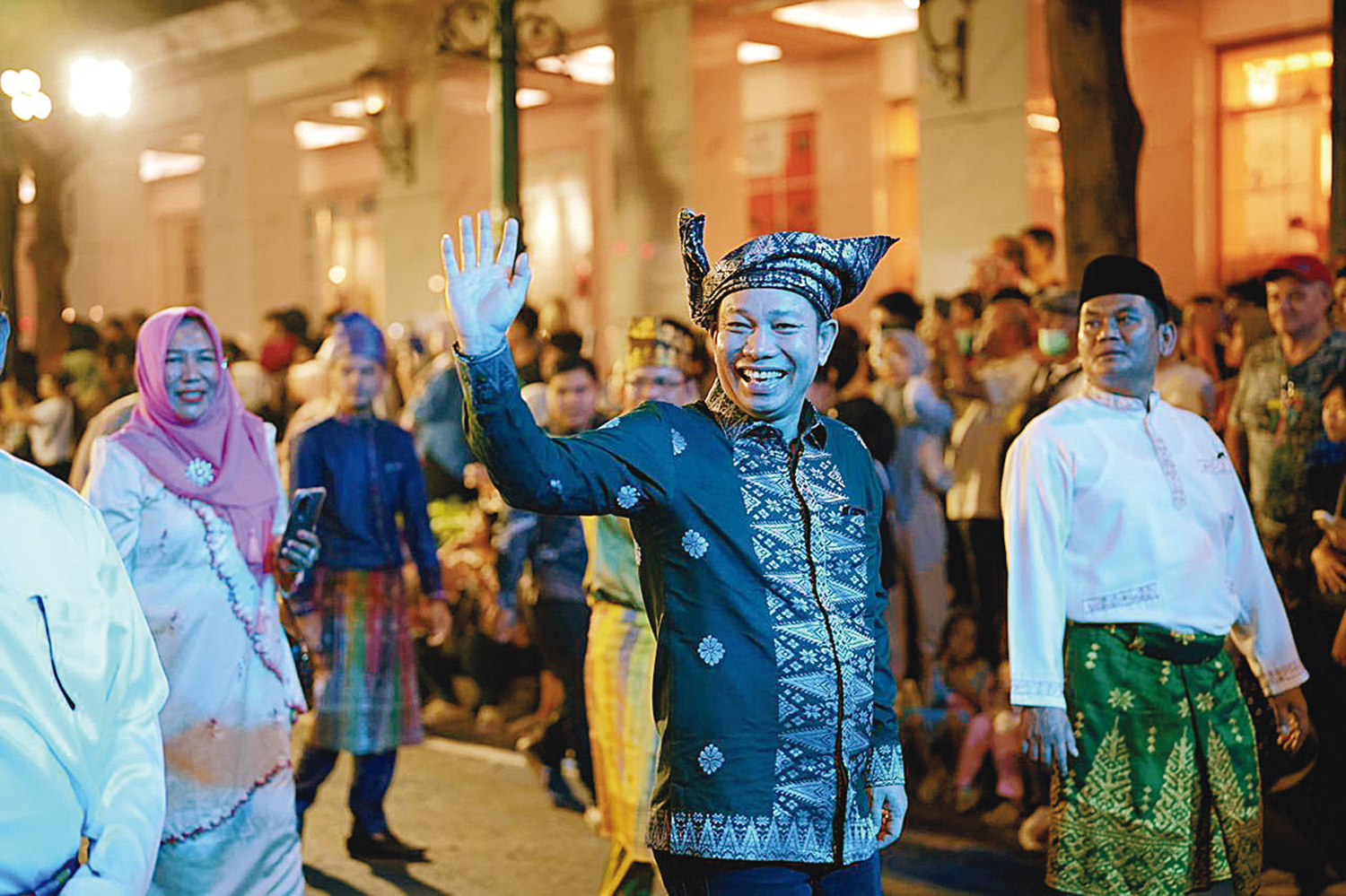 Ketua DPRD Siak Indra Gunawan melambaikan tangan saat mengikuti Parade Tari Budaya Nusantara dalam Indonesian Street Performance (ISP) Jaringan Kota Pusako Indonesia (JKPI) 2025 di Jalan Malioboro Jogjakarta. Ikut bersamanya Wakil Ketua II DPRD Laiskar Ja