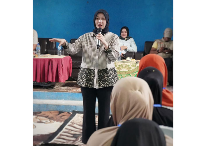 Anggota Komisi IX DPR RI Maharani memberi arahan saat sosialisasi program MBG di GOR MTs Sintong, Rokan Hilir, Ahad (3/8/2025).