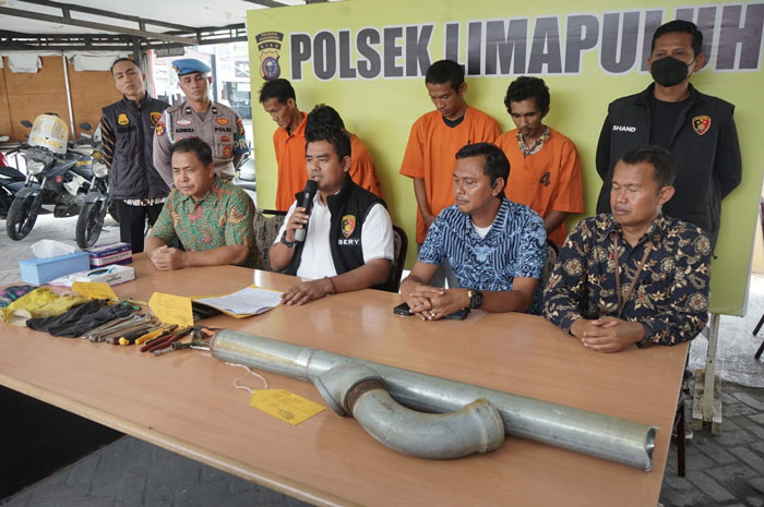 Kasatreskrim Polresta Pekanbaru Kompol Berry Juana Putra (dua kiri), Kanit Reskrim Polsek Lima Puluh AKP Syafril (kiri), memberi keterangan saat ekspos kasus pencurian di Mapolsek Lima Puluh Pekanbaru