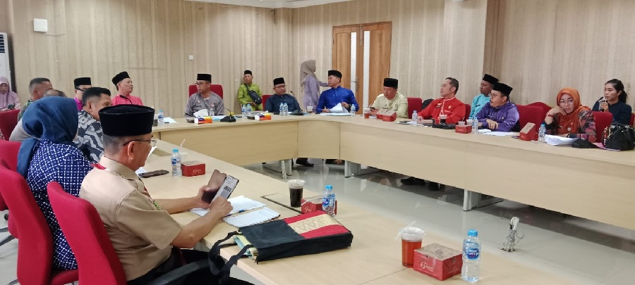 Sekdakab Rohil H Fauzi Efrizal memimpin rapat lintas sektor terkait persiapan Pemkab Rohil menyukseskan peringatan HUT ke-80 RI yang diikuti berbagai pihak.